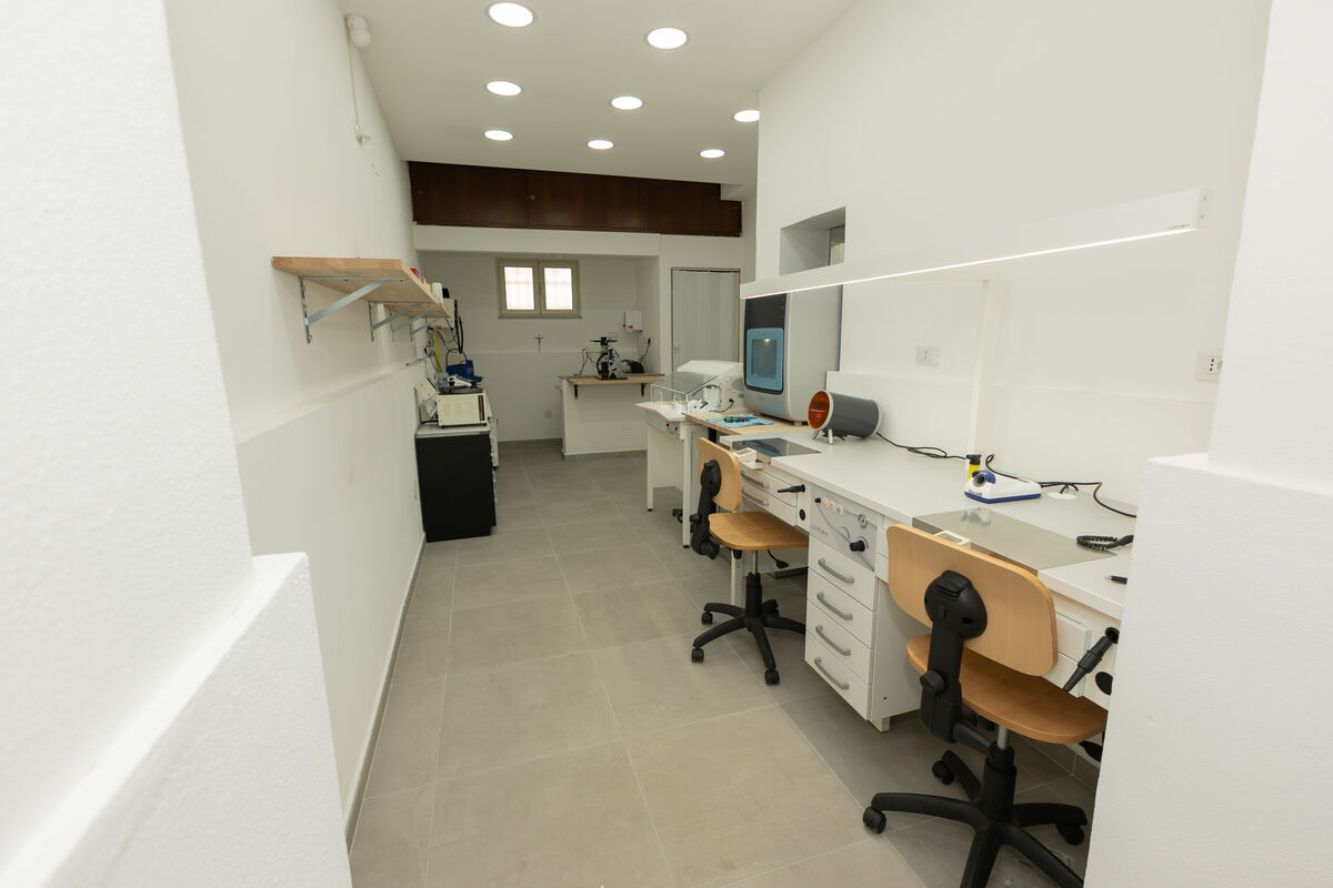 Postazione di lavoro nel laboratorio Dentallab Parisi