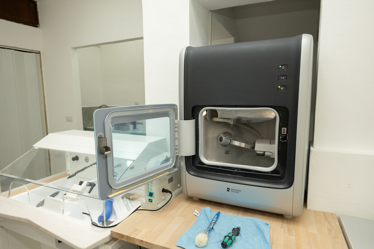 Fresatrice CAD/CAM per la realizzazione di protesi dentali