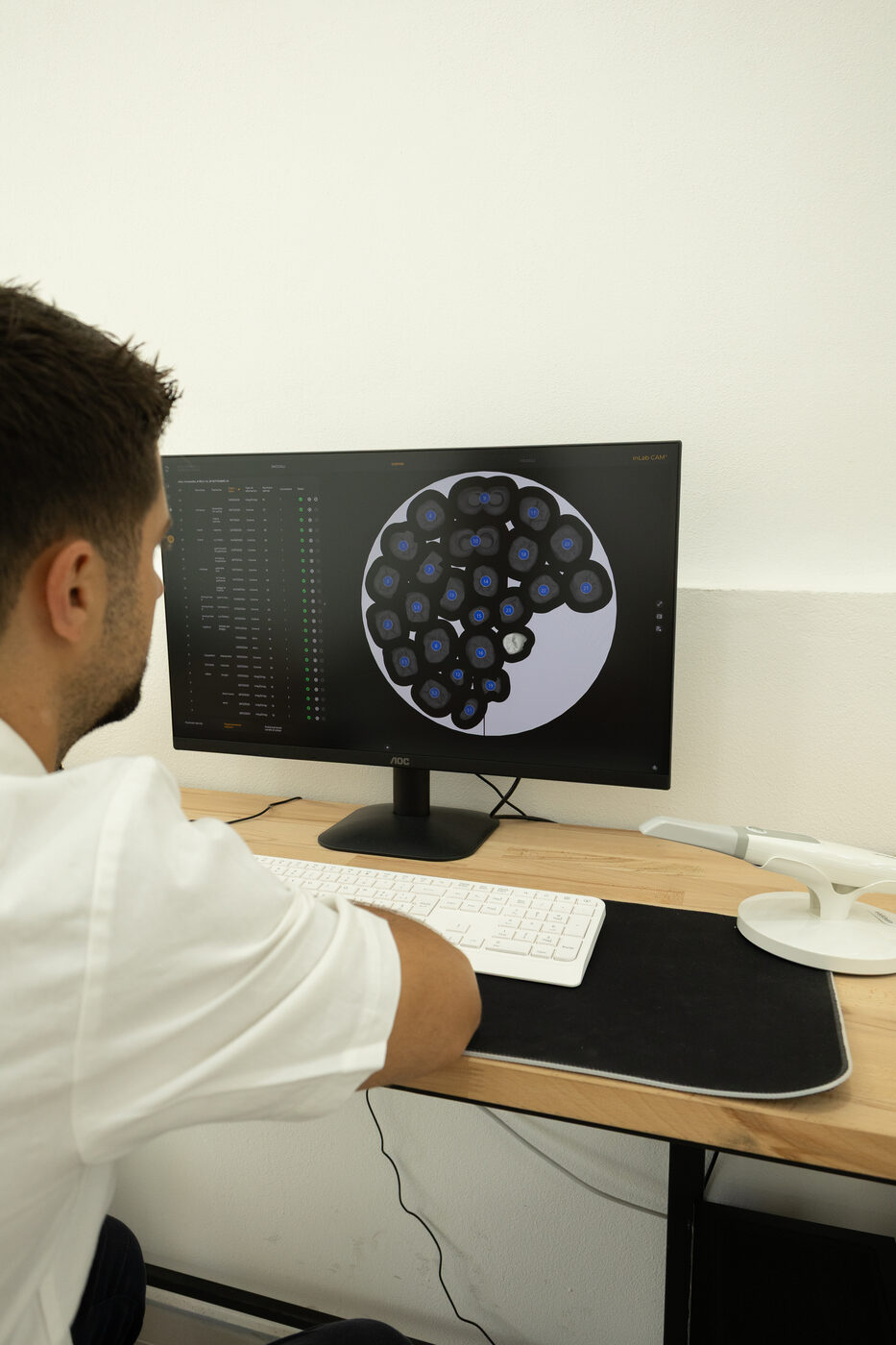 Tecnico al lavoro sulla progettazione digitale di una protesi