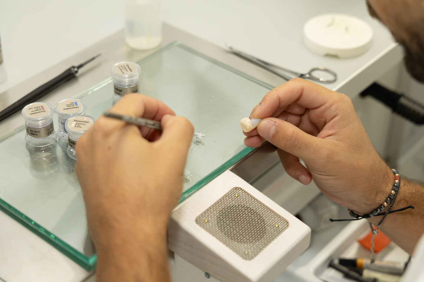 Rifinitura e caratterizzazione di una corona in laboratorio